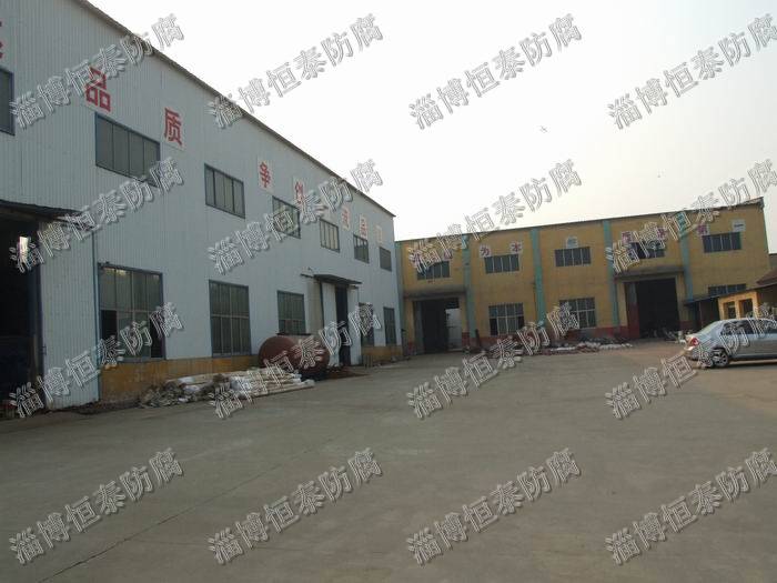 公司水處理設(shè)備車(chē)間（左），熱襯車(chē)間（前）