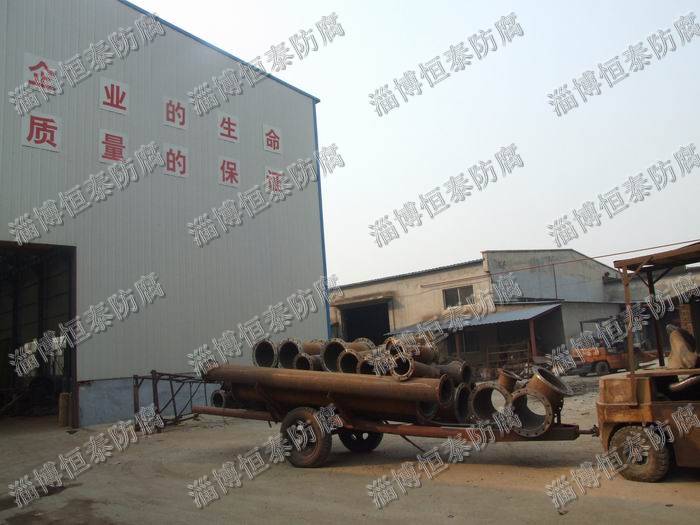 公司鉚焊車(chē)間（左），精工四氟車(chē)間（右）